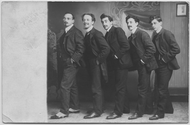 Quattro uomini in posa in salotto a Stoccarda