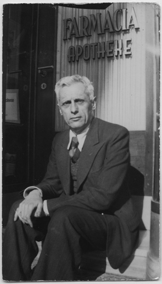 Pericle Buzzi seduto davanti alla farmacia di famiglia a Tesserete