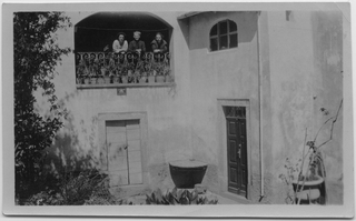 Tre donne affacciate al balcone del mulino Scalmanini a Tesserete