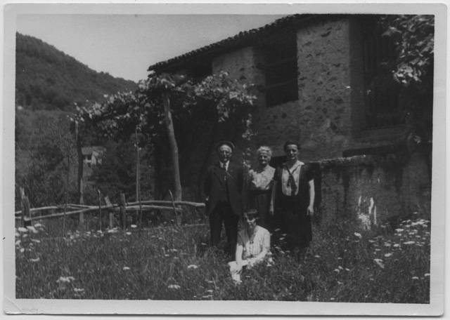 Ritratto della famiglia Scalmanini nel giardino di casa