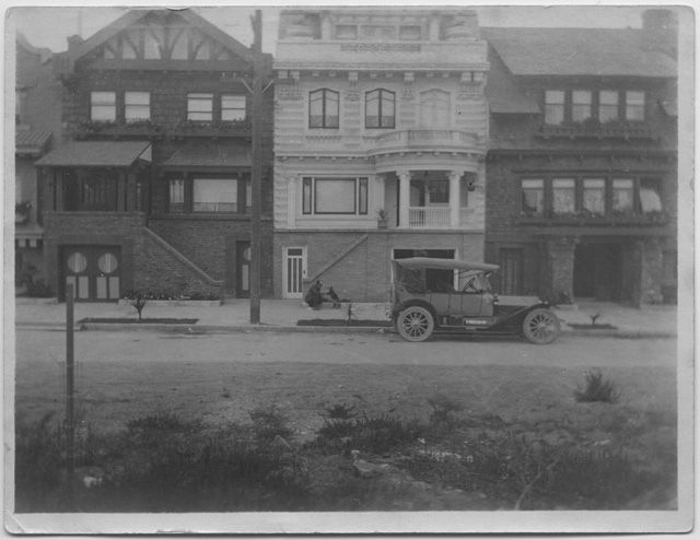 Antonio Scalmanini junior che gioca con il cane accanto alla sua automobile posteggiata davanti alla casa di San Francisco