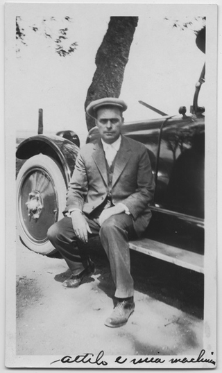 Attilio Scalmanini in posa con un'automobile a San Francisco
