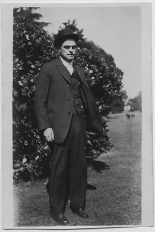 Ritratto di Attilio Scalmanini in campagna