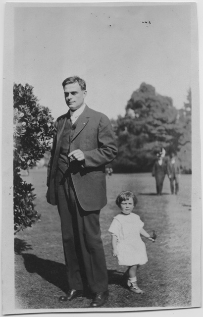 Ritratto di Attilio Scalmanini con una bambina