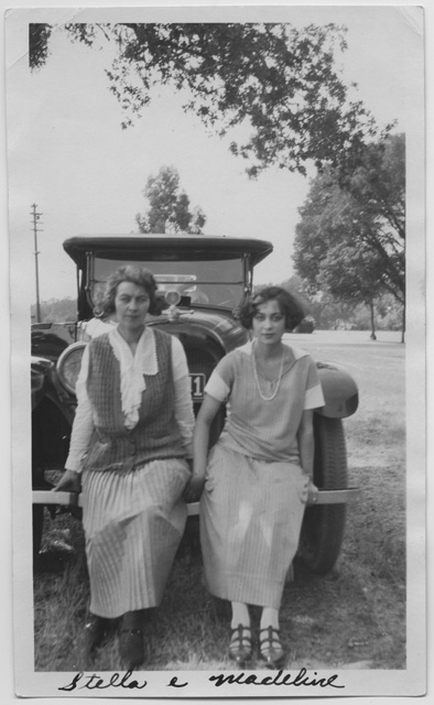 Stella e Madeline Scalmanini in posa davanti ad un'automobile a San Francisco