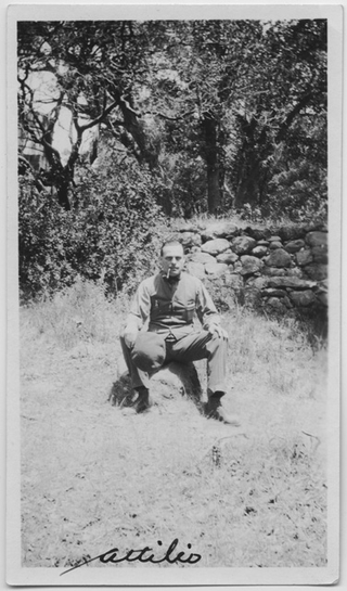 Attilio Scalmanini seduto su di un prato