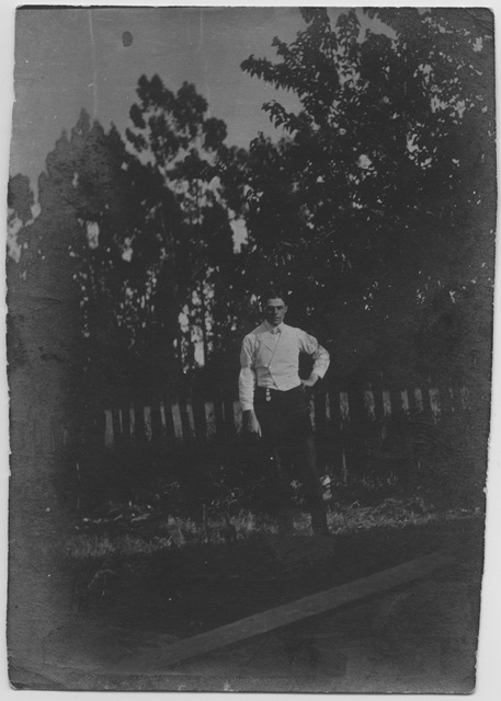 Ritratto di Attilio Scalmanini in campagna