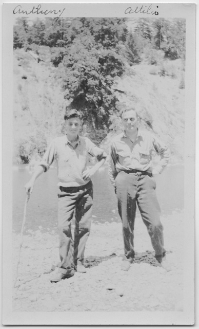 Attilio Scalmanini in posa con il figlio Anthony al fiume