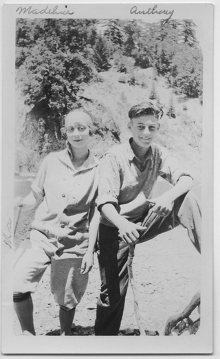 Madeleine e Anthony Scalmanini in posa al fiume