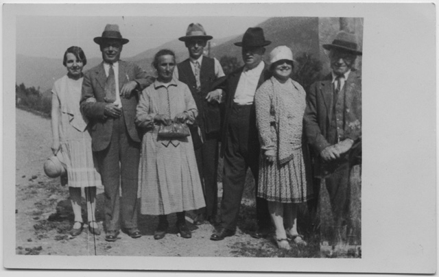 Ritratto di gruppo all'aperto