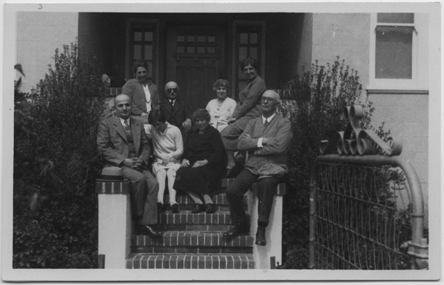 Famiglia in posa davanti alla porta di ingresso