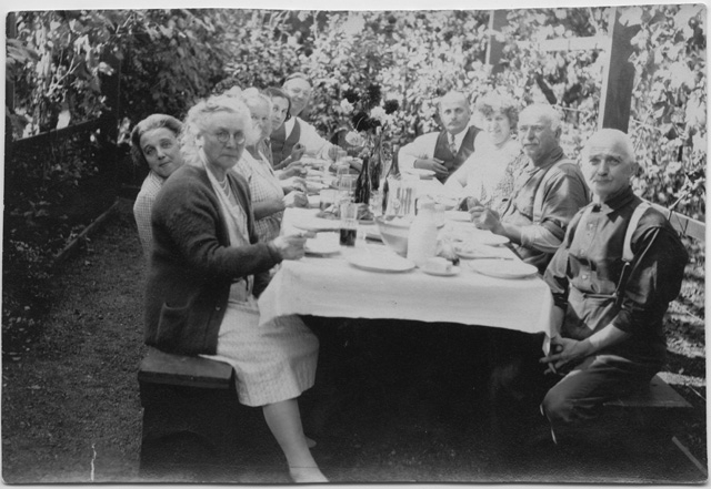 Pranzo di famiglia in giardino