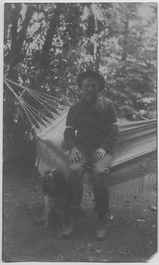 Ritratto di uomo seduto sull'amaca