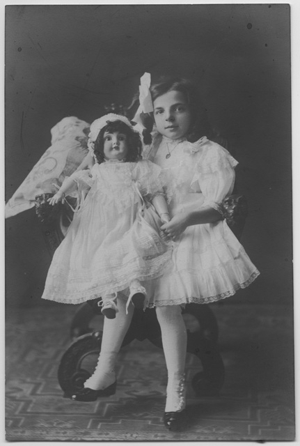 Adele Buzzi in posa con una bambola di porcellana