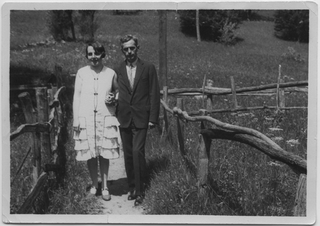 Adele e Pericle Buzzi in una strada di campagna