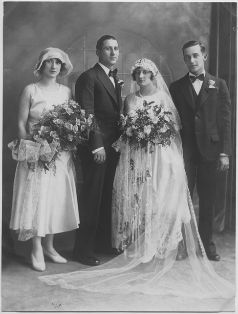 Coppia di sposi con i testimoni in occasione delle nozze