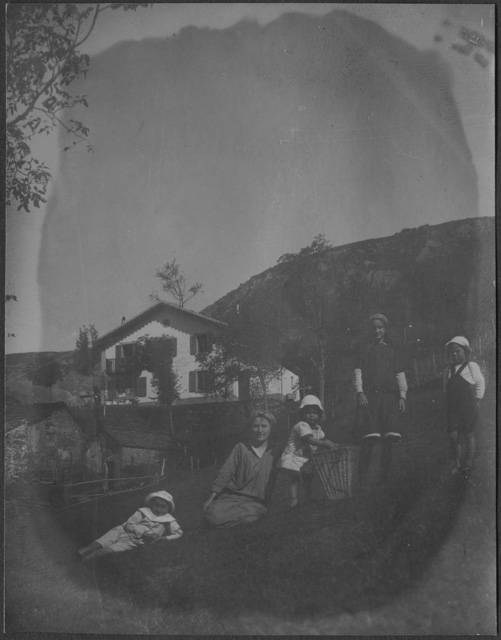 Donna con un gruppo di bambini sopra a un prato