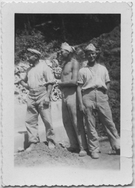 Tre operai al lavoro