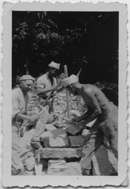 Gruppo di operai al lavoro in un cantiere