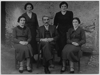 Serafino Storni tra le figlie