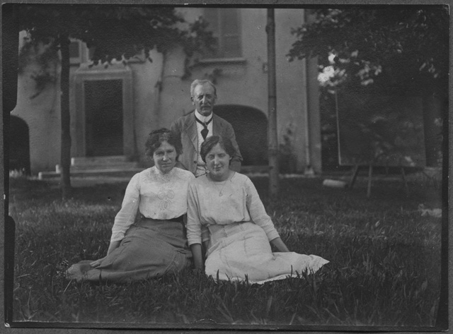Famiglia Rossi in posa davanti alla casa di Biolda