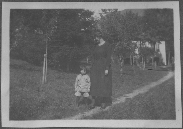 Gina Maria Rossi nel giardino di Biolda con una bambina