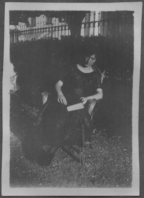 Gina Maria Rossi con un libro in giardino