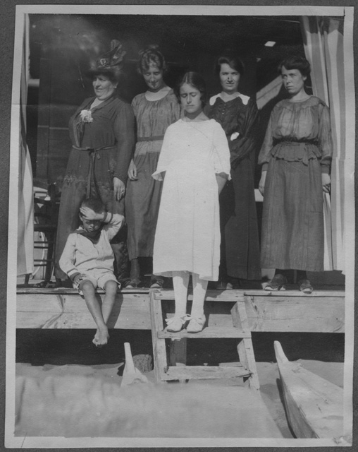 Gruppo di donne in spiaggia a Viareggio