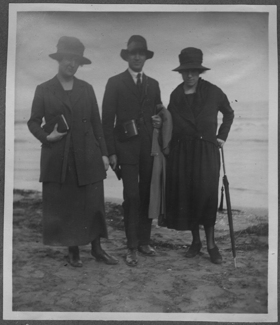 Gina Maria Rossi con una coppia di amici in spiaggia al Lido di Venezia