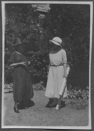 Gina Maria Rossi nel giardino di casa Vassalli con un'amica