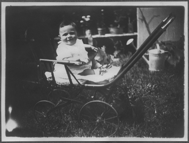 Adelina Rossi nel giardino di casa Rossi a Biolda