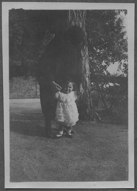 Donna con bambina al Parco Ciani
