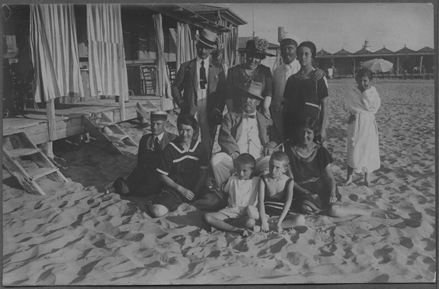 Il pittore Luigi Rossi (al centro) in spiaggia con amici a Viareggio