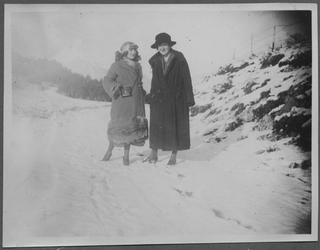 Due donne in posa sulla neve sulla strada Avezzano-Napoli