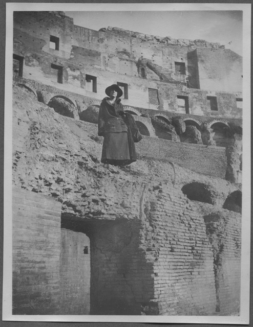 Ritratto di Gina Maria Rossi al Colosseo