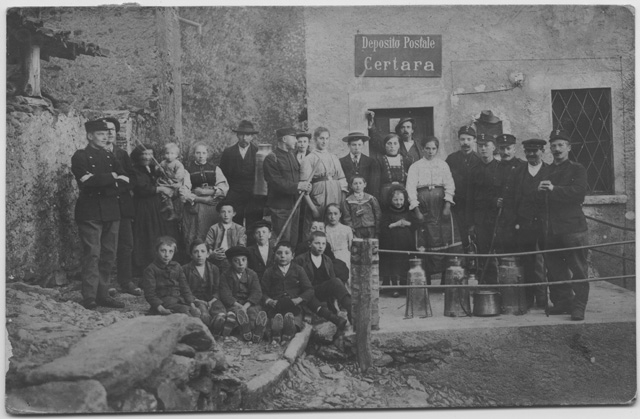 Gruppo di persone davanti all'ufficio postale di Certara