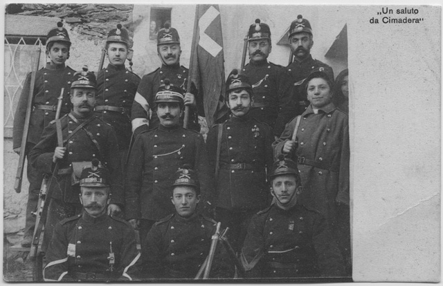 Gruppo di militari in posa a Cimadera