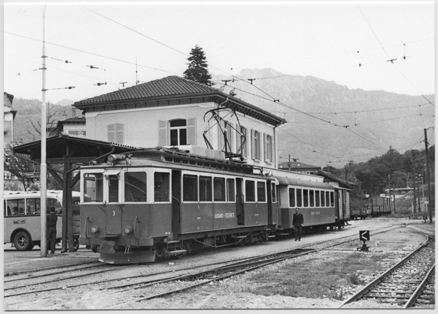 Cartolina della stazione di Tesserete con la ferrovia Lugano-Tesserete