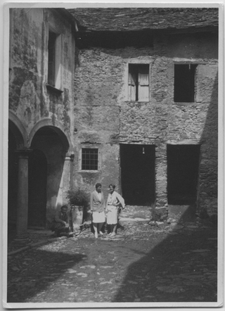 Mario e Irma Bernasconi con un'amica nella corte della propria casa