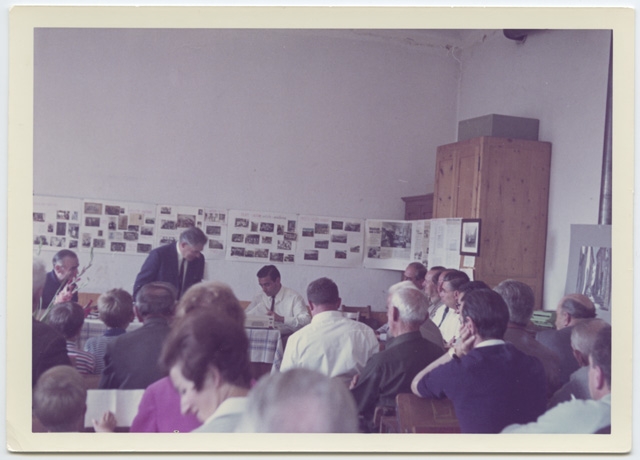 Gruppo di uomini nel corso di un'assemblea