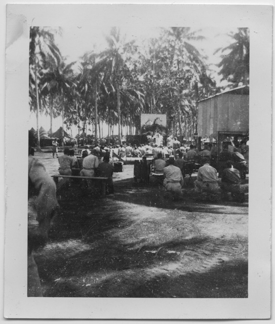 Una proiezione all'aperto in un accampamento militare