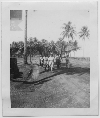 Gruppo di militari in un accampamento