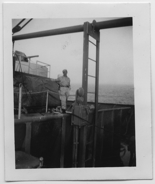 Soldato in posa su una nave della marina militare statunitense