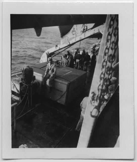 Soldati a bordo di una nave della marina militare statunitense