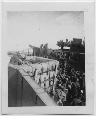 Soldati a bordo di una nave della marina militare statunitense