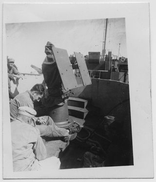 Soldati a bordo di una nave della marina militare americana