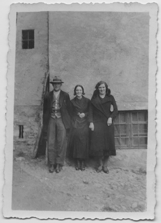 Tre persone in piazza a Bigorio