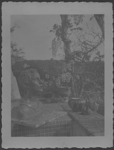 "Aldo - Il canto"; Busto di Mario Bernasconi nel giardino della sua casa