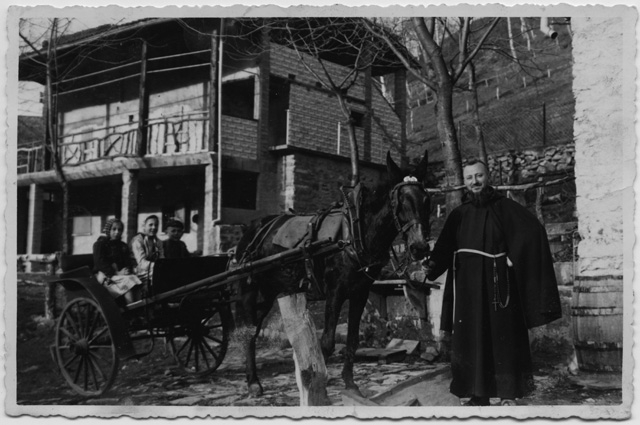 Frate con una carrozza a cavalli e tre bambini