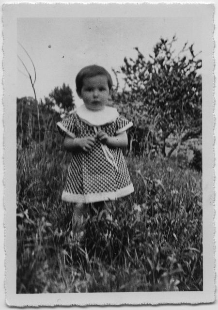 Ritratto di bambina in un prato